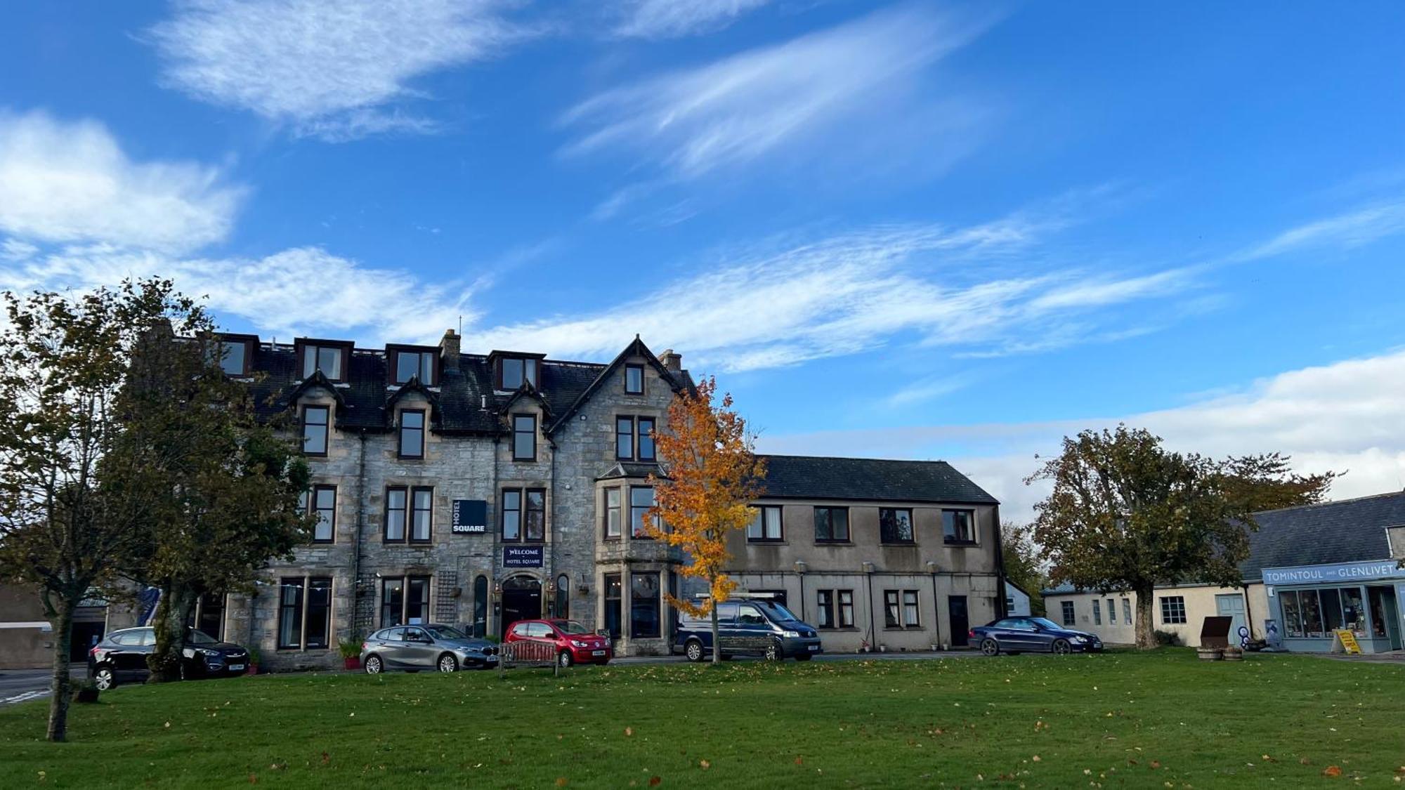 Hotel Square Tomintoul Eksteriør billede